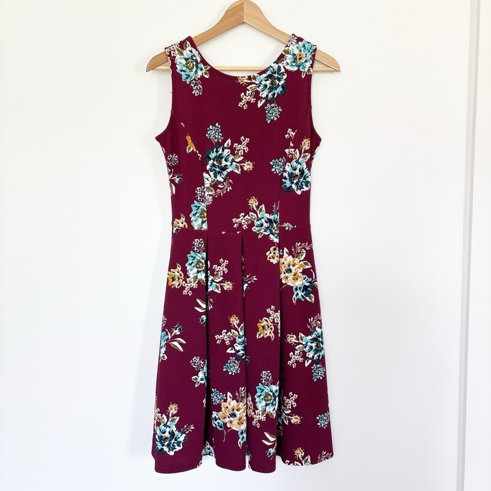 Gilli Sleeveless Maroon Burgundy Pleated Floral Fit & Flare Dress Wine Red